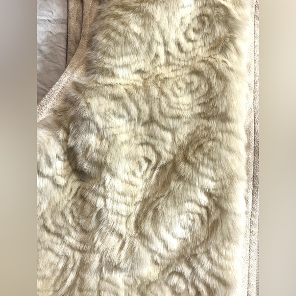 Roz & Ali Faux Fur Rose Women's Cream Vest w Pockets Size Large - Picture 3 of 16